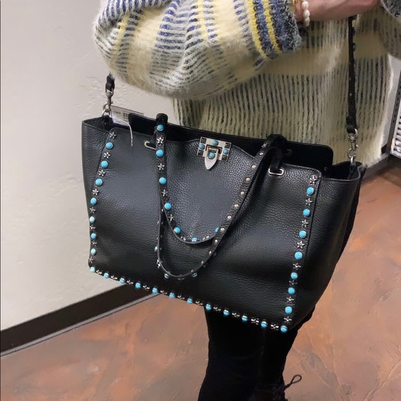 Sold on another site do not buy Valentino large trapeze rolling rockstud bag - Picture 2 of 5